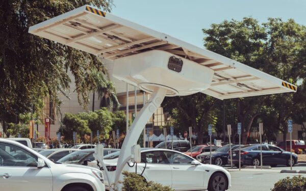 Ar verta rinktis hibridą vietoje pilnai elektra varomo modelio: praktinis palyginimas Lietuvos vairuotojams