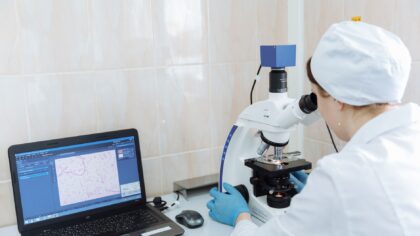 Biokompiuteriai ir gyvos mikroschemos: kaip organinės ląstelės gali papildyti tradicinius procesorius