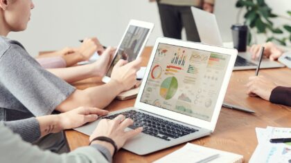 Debesinis projektų valdymas be triukšmo: kaip paprastos sistemos padeda sutaupyti laiką ir nervus