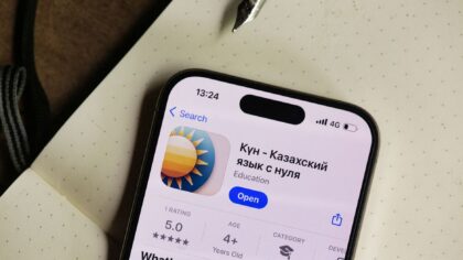 Dirbtinis intelektas kalbų mokymuisi: kaip išnaudoti pokalbius, testus ir mini užduotis be nusirašinėjimo
