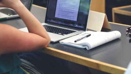 Dirbtinis intelektas mokykloje ir universitete: kaip naudoti DI rašant darbus neperžengiant ribų