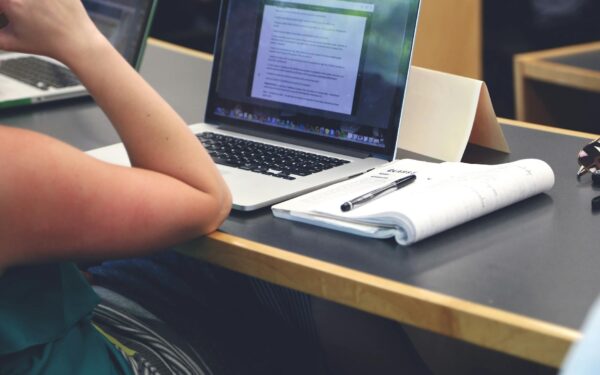 Dirbtinis intelektas mokykloje ir universitete: kaip naudoti DI rašant darbus neperžengiant ribų