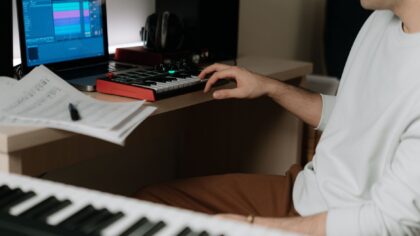 Dirbtinis intelektas muzikai: kaip kiekvienas gali kurti eskizus, treniruotes ar foninę muziką nepažeidžiant taisyklių