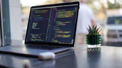 Dirbtinis intelektas programavimui be iliuzijų: kaip saugiai naudoti kodą generuojančius įrankius ir nelikti priklausomiems