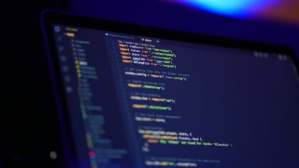 Dirbtinis intelektas programavimui: kaip išnaudoti „kodų pagalbininkus“ ir neprarasti įgūdžių