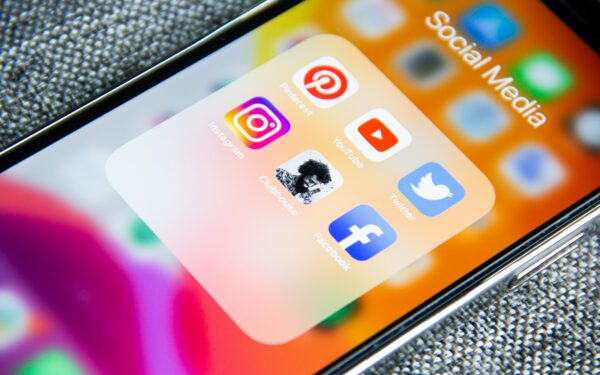 Dirbtinis intelektas socialinių tinklų kasdienybei: kaip tvarkytis su srautu, žinutėmis ir reputacija