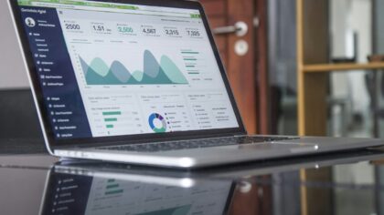Dirbtinis intelektas statistikoje ir „Excel“ lentelėse: kaip iš skaičių greičiau pamatyti naudingas įžvalgas