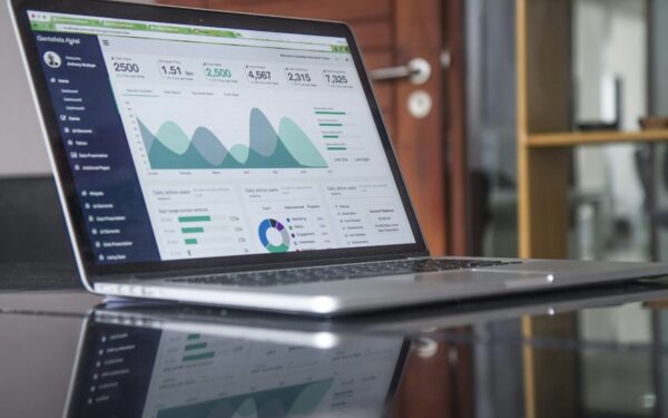 Dirbtinis intelektas statistikoje ir „Excel“ lentelėse: kaip iš skaičių greičiau pamatyti naudingas įžvalgas