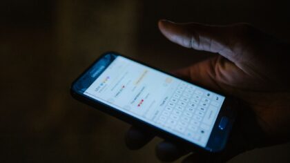 Dirbtinis intelektas susirašinėjime: kaip atsakingai naudoti chatbotus „Messenger“, „WhatsApp“ ir kituose pokalbiuose