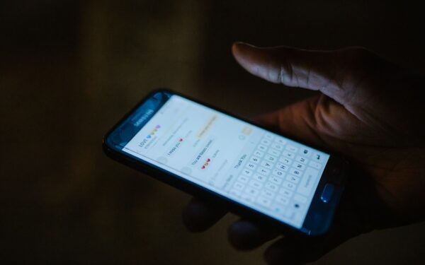 Dirbtinis intelektas susirašinėjime: kaip atsakingai naudoti chatbotus „Messenger“, „WhatsApp“ ir kituose pokalbiuose