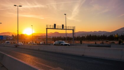 Elektrinio automobilio paruošimas ilgesnei kelionei: praktinis planas nuo maršruto iki energijos atsargų
