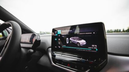 Elektromobilio programinės įrangos atnaujinimai: kuo jie svarbūs ir kaip išnaudoti jų naudą kasdien