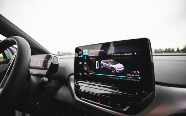 Elektromobilio programinės įrangos atnaujinimai: kuo jie svarbūs ir kaip išnaudoti jų naudą kasdien