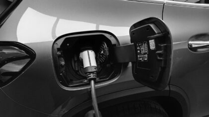 Įkraunami hibridai ar gryni elektromobiliai: kuo skiriasi, kam verta rinktis ir kokių klaidų vengti