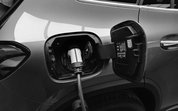 Įkraunami hibridai ar gryni elektromobiliai: kuo skiriasi, kam verta rinktis ir kokių klaidų vengti
