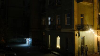 Įkrovimas daugiabutyje be savo vietos: kokios galimybės atsiveria elektromobilių vairuotojams miestuose
