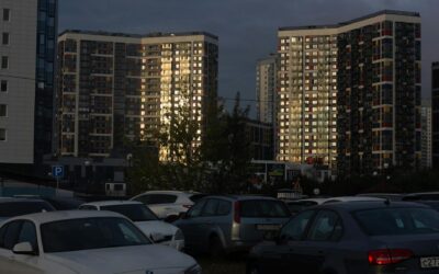 Įkrovimas daugiabutyje: nuo ilgo laido pro langą iki bendros stotelės kieme, kokį kelią rinktis