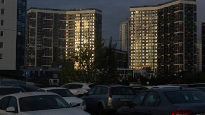Įkrovimas daugiabutyje: nuo ilgo laido pro langą iki bendros stotelės kieme, kokį kelią rinktis