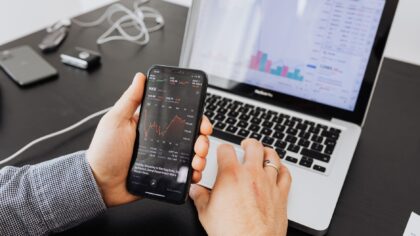 Investiciniai sukčiai taikosi į kasdienius gyventojus: kaip atskirti realias galimybes nuo pavojingų pažadų