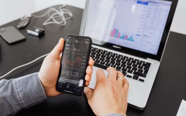 Investiciniai sukčiai taikosi į kasdienius gyventojus: kaip atskirti realias galimybes nuo pavojingų pažadų