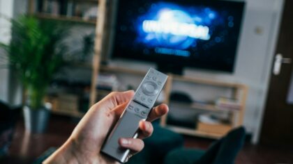 Išmaniųjų televizorių kameros ir mikrofonai: kaip patikrinti, ką jie fiksuoja ir apsaugoti privatumą