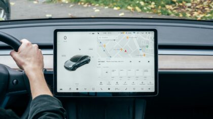 Išmanūs ekranai automobilyje: kokių funkcijų tikrai verta ieškoti ir kaip jas susiderinti saugiai kelionei