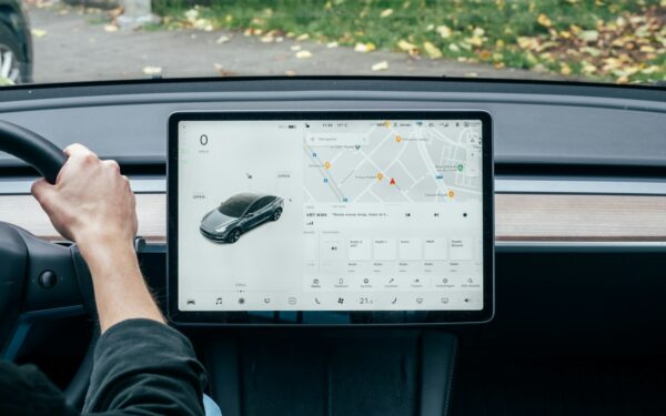 Išmanūs ekranai automobilyje: kokių funkcijų tikrai verta ieškoti ir kaip jas susiderinti saugiai kelionei