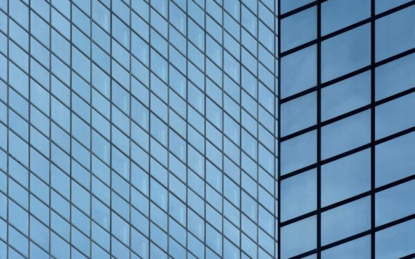 Išmanūs langai supermiestuose: kaip permatomos saulės baterijos tyliai keičia energijos vartojimą
