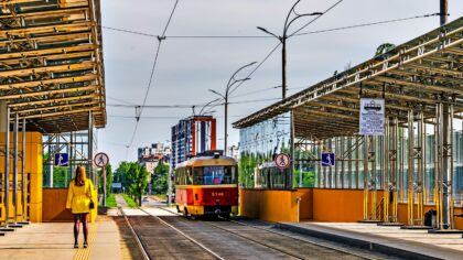 Kada viešasis elektrinis transportas gali pakeisti nuosavą automobilį: realūs scenarijai miestuose ir už jų ribų