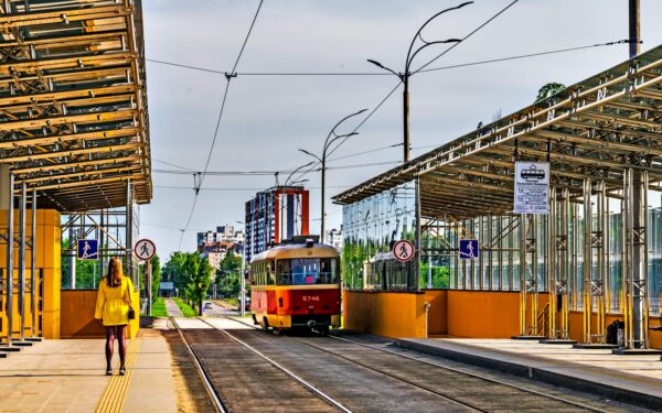 Kada viešasis elektrinis transportas gali pakeisti nuosavą automobilį: realūs scenarijai miestuose ir už jų ribų