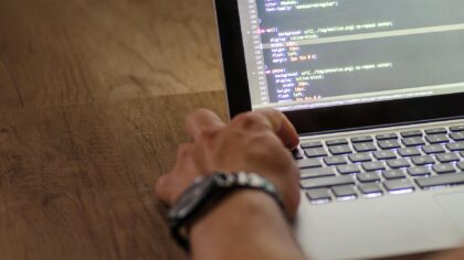 Kaip atsakingai išnaudoti DI įrankius tekstams: nuo idėjų generavimo iki patikros ir redagavimo