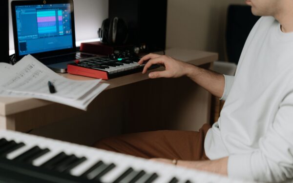 Kaip dirbtinis intelektas keičia muzikos kūrimą namuose: nuo idėjų eskizų iki teisinių dilemų