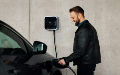 Kaip išsirinkti namų įkrovimo stotelę elektriniam automobiliui: nuo paprasto lizdo iki išmanaus wallbox