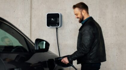 Kaip išsirinkti namų įkrovimo stotelę elektriniam automobiliui: nuo paprasto lizdo iki išmanaus wallbox