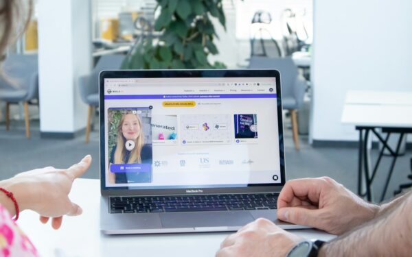 Kaip kritiškai vertinti dirbtinio intelekto atsakymus: paprasti patikros žingsniai ne technikams