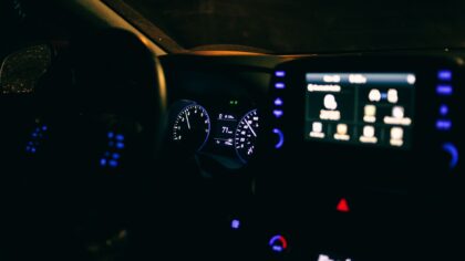 Kaip pasikeičia vairavimas persėdus į elektrinę transporto priemonę: įpročiai, kuriuos verta pergalvoti