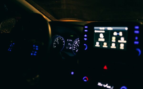 Kaip pasikeičia vairavimas persėdus į elektrinę transporto priemonę: įpročiai, kuriuos verta pergalvoti