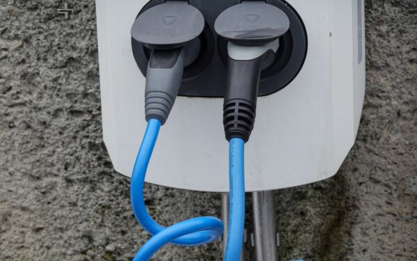 Kaip pasirinkti kabelį elektromobiliui: tipai, galingumai ir praktiniai patarimai naujokams