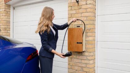 Kaip pasirinkti tinkamą namų stotelę elektromobiliui: galia, saugumas ir praktiniai niuansai daugiabučiuose