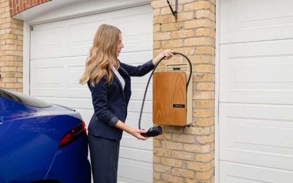 Kaip pasirinkti tinkamą namų stotelę elektromobiliui: galia, saugumas ir praktiniai niuansai daugiabučiuose