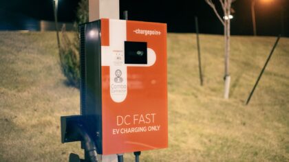 Kaip saugiai ir protingai įkrauti EV daugiabutyje: leidimai, kaimynai ir realūs techniniai sprendimai