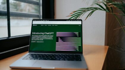 Kaip saugiai naudoti dirbtinį intelektą internete: praktinis vadovas nuo pirmo prisijungimo iki jautrių duomenų