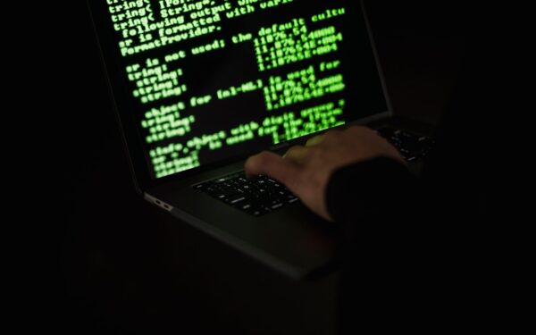 Kaip trojanai tyliai įsikuria kompiuteryje ir telefone: pagrindiniai pavojai ir praktinė apsauga