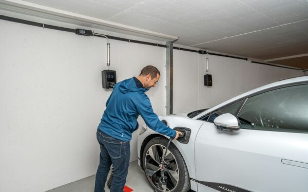 Kiek realiai kainuoja elektrinio automobilio išlaikymas: nuo energijos ir remonto iki vertės kritimo