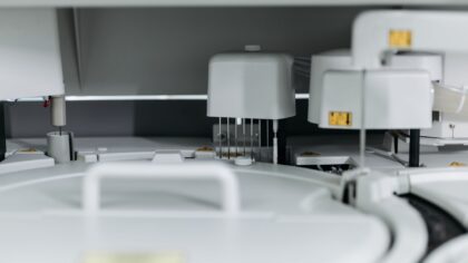 Kietojo kūno baterijos: kuo ši technologija skiriasi ir kada realiai pasieks mūsų kasdienybę