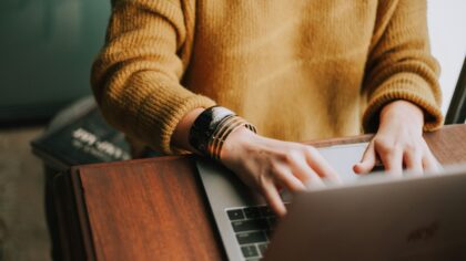 Kūryba su DI vaizdams be teisinių bėdų: kaip atsakingai generuoti ir dalintis nuotraukomis internete