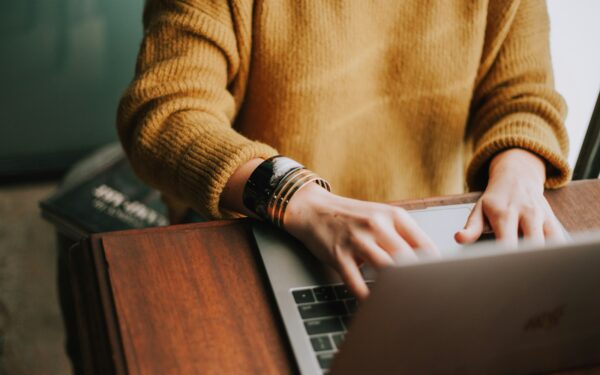 Kūryba su DI vaizdams be teisinių bėdų: kaip atsakingai generuoti ir dalintis nuotraukomis internete