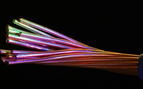 Kvantinis internetas be mistikos: kaip šviesos dalelės gali pakeisti duomenų perdavimą ir kibernetinį saugumą