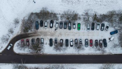 Naujokas su pirmu elektromobiliu: penkios dažniausios klaidos ir kaip jų išvengti Lietuvos keliuose