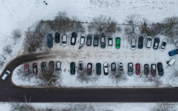 Naujokas su pirmu elektromobiliu: penkios dažniausios klaidos ir kaip jų išvengti Lietuvos keliuose